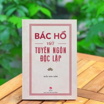 Bác Hồ viết Tuyên ngôn Độc lập (Kim Đồng)