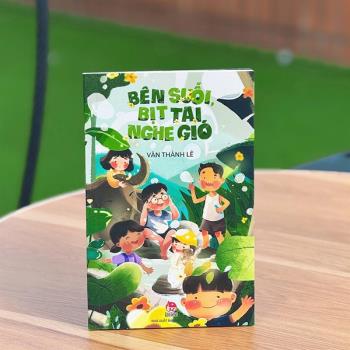 Bên suối, bịt tai nghe gió