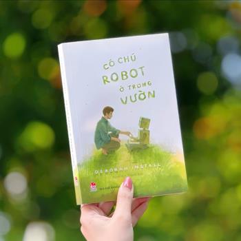 Có chú robot ở trong vườn