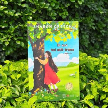 Đi qua hai mặt trăng